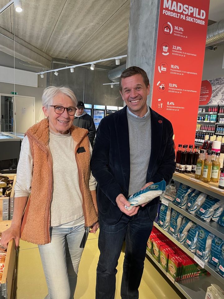 Butiksleder Jane Hurup i Wefood Aalborg og konstitueret generalsekretær Jonas Nøddekær i madspildsbutikken med de økologiske ris fra Simply Rice