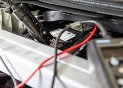 Også ejere af elbiler bør få undersøgt deres 12-V-batteriers tilstand på et autoriseret værksted, før det kolde vejr sætter ind.   Foto: Clarios