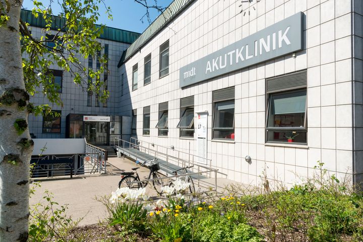 Indgangen til akutklinikken i Grenå Sundhedshus