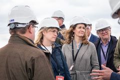 Økonomiminister Stephanie Lose og præsidenten for Danmarks Naturfredningsforening, Maria Reumert Gjerding, var blandt repræsentanterne for Grøn trepart, som besøgte Odense Fjord mandag formddag.