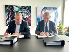 Dansk Retursystems adm. direktør, Lars Krejberg Petersen (tv) underskriver aftalen med Edmund Tenfelde, adm. direktør i Bollegraaf Group.