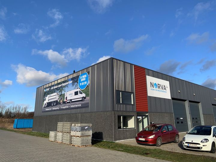 Kloak- og industriservicevirksomheden Norva24 har flyttet afdelingen i Rødby hen til Femernprojektets byggecentrum og er klar til at servicere den kommende fabrik øst for Rødby Havn. Foto: PR.
