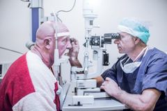 Asbjørn Riis fik udskiftet sine naturlige øjenlinser af Jannik Boberg-Ans, der er chefkirurg ved øjenklinikken EuroEyes. Foto: PR.