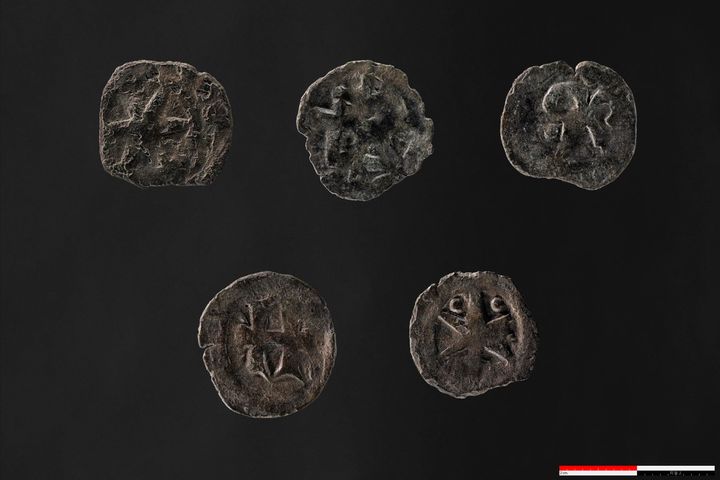Et lille udvalg af mønterne fra skattefundet ved Harlev. I alt blev der fundet 103 mønter. Foto: Rogvi N. Johansen, Moesgaard Museum