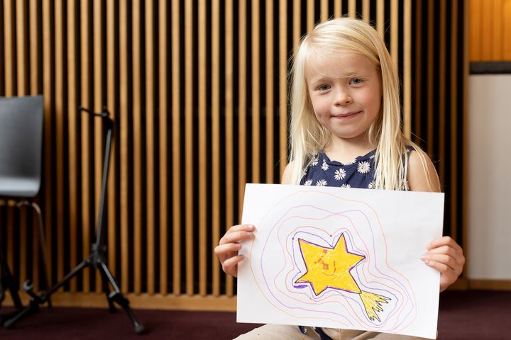 Et af Blå Kors' julemærker forestiller et stjerneskud, som seksårige Ida fra Aalborg har tegnet. Foto: Jens Peter Engedal.