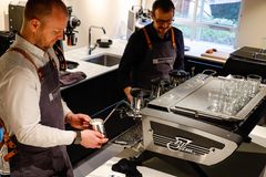 Iværksætterne Lars Frello og Lindy Brogaard fra CleverCoffee, der nu både har kafferisteri i Odder og en kaffebar i Iværksætterhuset The Kitchen på Aarhus Universitet.