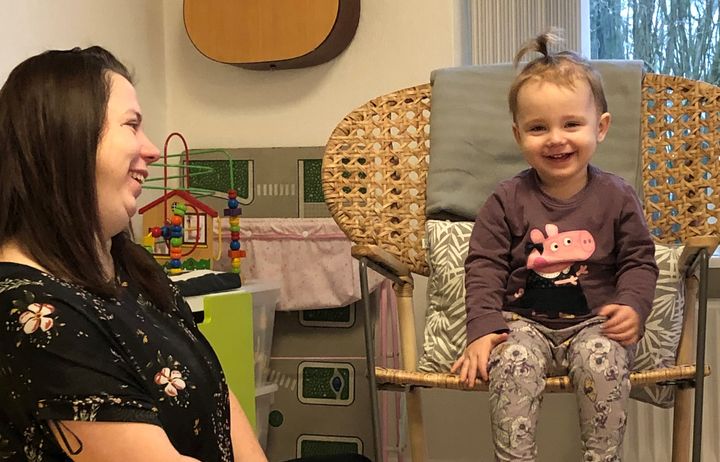 Lena Marie Bang Ardahl (t.v.) og hendes datter Silke på halvandet år har haft stor glæde at støtte og samvær i babycaféen i Barnets Blå Hus i Aars.