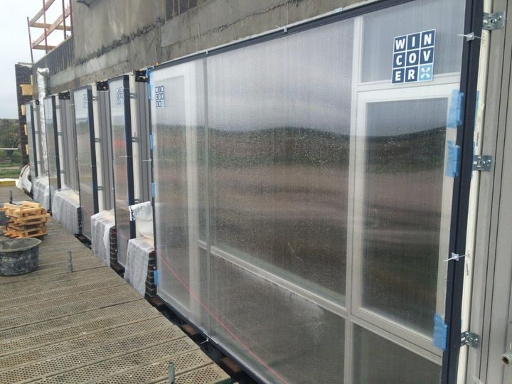 Den danske iværksættervirksomhed Wincover har siden 2016 udviklet en patenteret slagfast beskyttelse til vinduer og døre på byggepladsen. Det betyder, at vinduer og døre kan monteres tidligt i byggeriet med markant mindre risiko for skader på materialerne. Foto: PR.