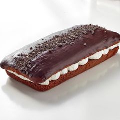 Chokoladekagen med smørcreme er en kundefavorit, der sælges i forbindelse med bagerens fødselsdag. Foto: PR.