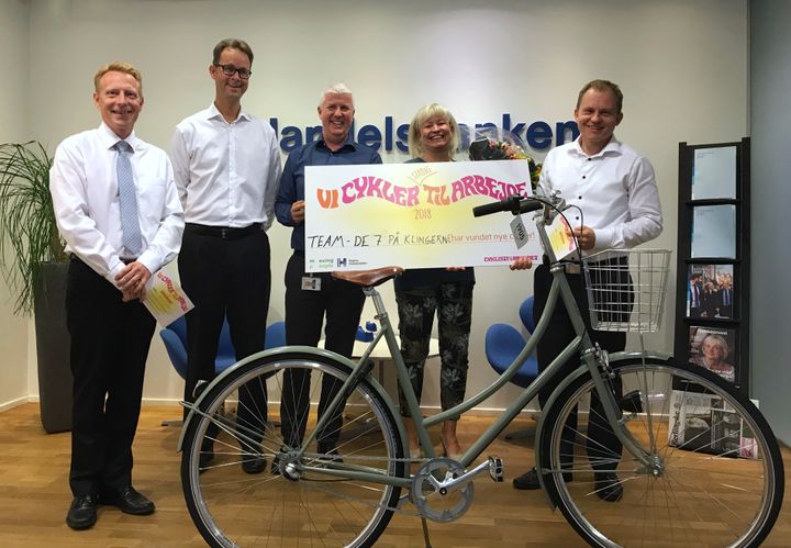 Holdet 'De syv på Klingerne' fra Handelsbankens Vesterbro-afdeling i København vandt hovedpræmien i sommerudgaven af Cyklistforbundets Vi Cykler til Arbejde: En kvalitetscykel af mærket Pelago til holdets syv deltagere.