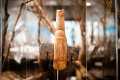 Skæftet flinteøkse, fundet ved Femern-udgravningerne. Foto: Anders Rasmussen/Museum Lolland Falster