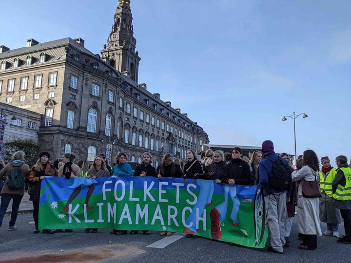 Pressefoto af Folkets Klimamarch ved Christiansborg den 30. oktober 2022. Fotograf: Ariel Storm / Klimabevægelsen i Danmark.