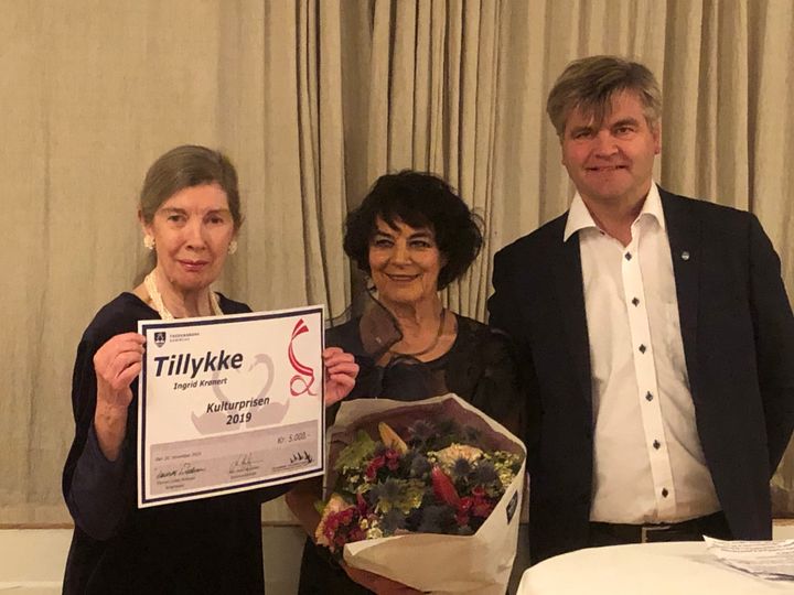 Sidste år gik Kulturprisen til Ingrid Krønert, formand for Karlebo Kunstnerforening. Prisen blev overrakt af formand for Kulturudvalget Ulla Hardy-Hansen og borgmester Thomas Lykke Pedersen.