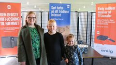 Mikkel Guldhammer på 9 år har lige spillet sin anden FIFA-kamp i turneringen. Med til at heppe på ham er mor Pernille Guldhammer og lillesøster Katrine Guldhammer.