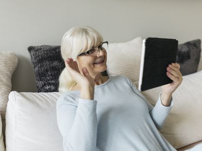 Anden Corona-bølge øger behovet for digitale samtaler: Røde Kors og TDC NET vil forbinde endnu flere digitalt