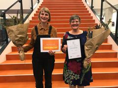 Nelli Arnth og Eva Teglgaard modtog prisen for Årets frivillige på vegne af alle de frivillige bag ukraineindsatsen i Varde Kommune.