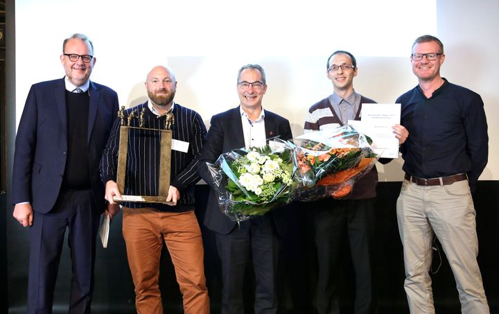 Teleprisen 2017 i kategorien virksomhed/organisation gik til Guldborgsund Kommune, hvor borgmester John Brædder (i midten) var mødt op for at  modtage prisen sammen med kommunens bredbåndskonsulent Niels Kjærgaard (nr. 2. fra venstre.) Teleprisen 2017 i kategorien studerende gik til Artur Pilimon for hans ph.d.-projekt ved DTU. Her lykønskes prismodtagerne af energi-, forsynings- og klimaminister Lars Chr. Lilleholt, som overrakte priserne, og formanden for IDA Tele, Michael Jensen (yderst th.) Foto: Henrik Frydkjær.