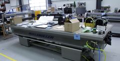 Fladbed laminatoren fra RollsRoller er en uundværlig maskine, når der skal lamineres skilte og print