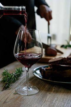Ofte kan julens tunge og fede mad med fordel parres med en kraftig vin med garvesyre for virkelig at komme til rette. Foto: PR.
