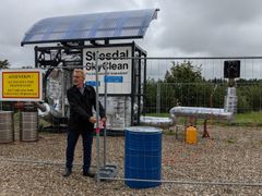 Borgmester Peter Sørensen, Horsens Kommune, klipper snoren og markerer igangsætningen af verdens første SkyClean-anlæg.