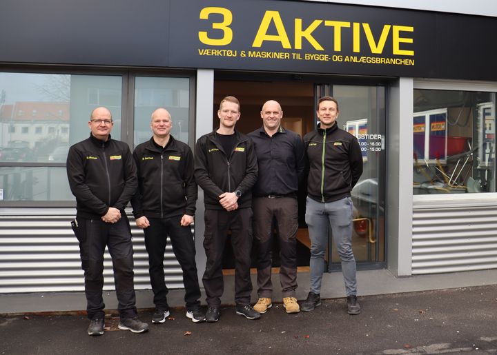 Foto af de tre salgsmedarbejdere for den nye 3 Aktive butik i Brøndby, sammen med kørende salgskonsulent i 3 Aktive, Birger Damgaard Andersen og  dristriktchef for alle 3 Aktives butikker, Casper Thygesen (til højre).