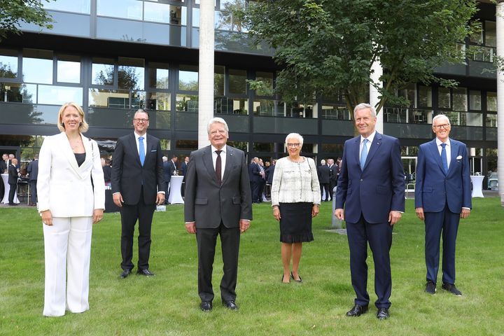 Maresa Harting Hertz, Philip Harting, former president Dr. Joachim Gauck, Margrit Harting, former president Christian Wulff and Dietmar Harting (from left to right) during the festive event in Minden