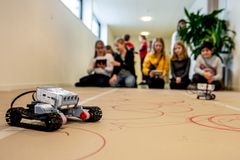 Tæt samarbejde mellem Guldborgsund Kommune og CELF skal få flere elever til at få øjnene op for erhvervsuddannelserne. Her er det 4. klassetrin, der har et undervisningsforløb om robotter, hvor de selv udvikler og bygger en robot. Foto: Ingrid Riis / CELF.