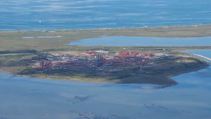 Luftfoto af halvøen Rønland på Harboøre Tange, hvor FMC (tidl. Cheminova) har sin virksomhed. Øverst i billedet ses Vesterhavet, men Rønland ligger ud med Nissum Bredning i Limfjorden. Foto: Region Midtjylland
