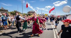 Crewparaden er et tilløbsstykke, hvor skibenes besætninger bevæger sig gennem byen i et spændende optog. Foto: Esbjerg Kommune