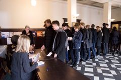 Eleverne står klar til at indlevere deres valgkort og få udleveret stemmeseddel. Foto: Christina Elvira Dahl