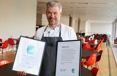 Køkkenchef hos Rambøll i Ørestad, Axel Christian Rasmussen, holder beviset på den nye certificering. Foto: Kaspar Mørk Arianto