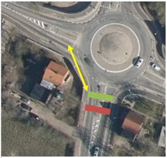 Illustration: Her ses rundkørslen, hvor den gule linje markerer udsyns-problematikken, mens grøn er den nye placering og rød er den nuværende placering af krydsningspunktet.