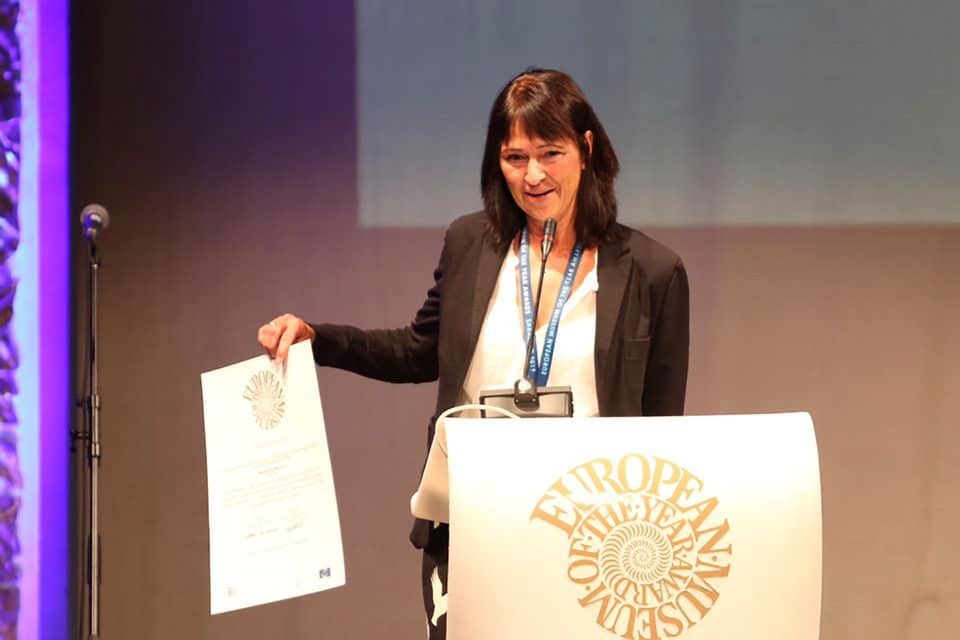 Udstillingsleder Pauline Asingh modtog den flotte pris til Moesgaard i Sarajevo pressefoto EMYA 2019