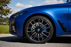 Den matte klarlak på den nye BMW i4 M50 i Frozen Portimao Blue er fremstillet uden fossile råmaterialer og er baseret på organisk affald. Foto BMW Group