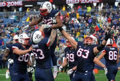 Danske Andreas Knappe med nummer 53 løfter UConn-holdkammerat Arkeel Newsome.