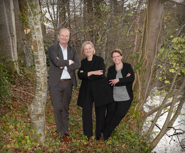 Fra venstre: Henrik Møller Nielsen, direktør for OpenNet, Anette Holck, direktør for Abonnementssalg og Kundeservice i Kviknet og Majbritt Skriver Mortensgaard, adm. direktør i MES.