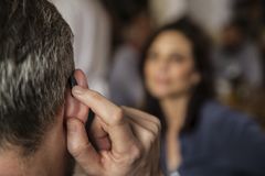 Hver anden dansker over 50 år har nedsat hørelse, og uden behandling kan det forringe livskvaliteten unødvendigt. Foto: PR.