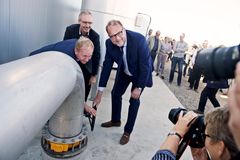 Et drej på gashanen på Sønderjysk Biogas markerede den officielle åbning
