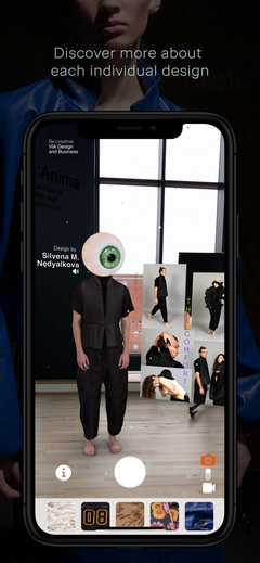 Appen SUSTAIN:AR benytter augmented reality til at fremvise de enkelte designs – og gennem appen kan man således se modellerne stå foran sig i sin egen stue, og man kan nærstudere tøjet 360 grader rundt.