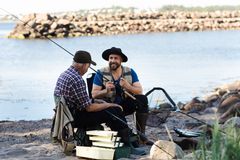 Efter flere år med generelt nedgang i antallet af lystfiskere har coronanedlukningen fået rigtige mange danskere ud til åer, strande og havne med fiskestangen i hånden. Biltema, der er en af landets største forhandlere af fiskegrej, har oplevet en markant stigning i salget i de seneste måneder. Foto: PR.