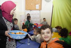 Her modtager syriske børn frugt og grønt til at supplere deres kost i flygtningelejren med.