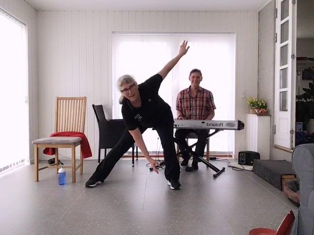 Lis og Calle har taget sagen i egen hånd og optaget en video fra deres udestue i Bagsværd med stolegymnastik.