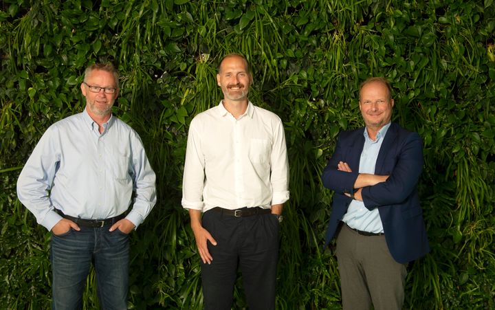 Torben Poulsen, direktør i Norlys Tele tv. og Christian Morgan, Strategidirektør Nuuday, i midten har skrevet under på aftalen, der sikrer Nuuday adgang til den resterende del af Norlys´s fibernet. Th.Henrik Møller Nielsen, direktør OpenNet