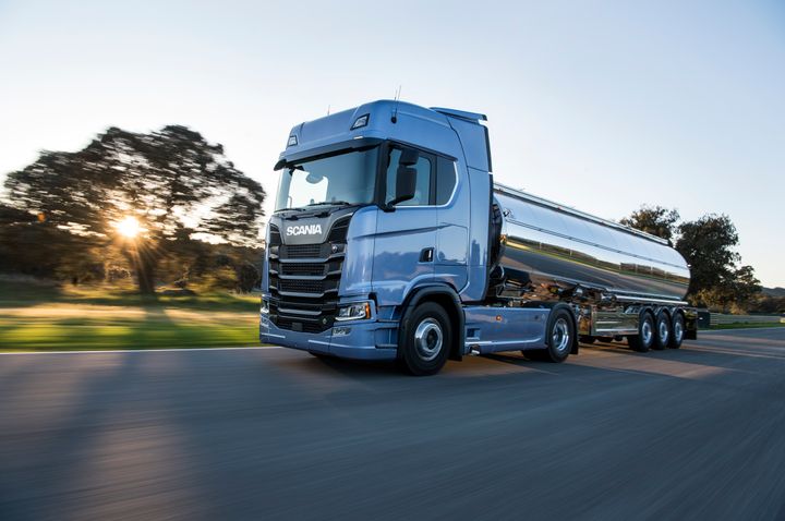 Chaufføren får i den digitale lastbil Scania Next Generation live input om, hvordan hans kørsel påvirker sikkerhed og brændstofforbrug. Foto: Dan Boman