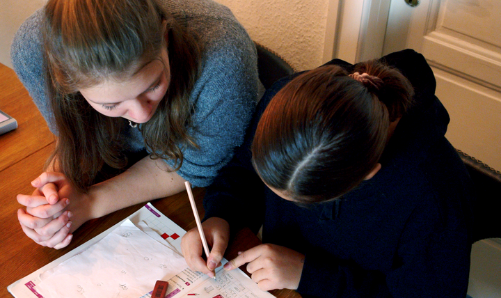 Billede: Gia i 5. klasse får lektiehjælp af hendes lektiehjælper Ida fra GoTutor