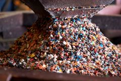 Plastprodukter kværnet og renset til genanvendelse.