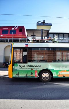 En af Københavns nye elbusser gør klar til lynopladning ved endestationen på Nordhavn St. E.ON leverer gratis certificeret vindstrøm