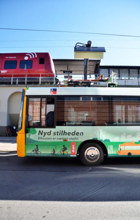 En af Københavns nye elbusser gør klar til lynopladning ved endestationen på Nordhavn St. E.ON leverer gratis certificeret vindstrøm