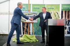 Ole Hvelplund, CEO Nature Energy og Lars Løkke Rasmussen, leder af Moderaterne, indvier Nature Energys biogasanlæg i Køng