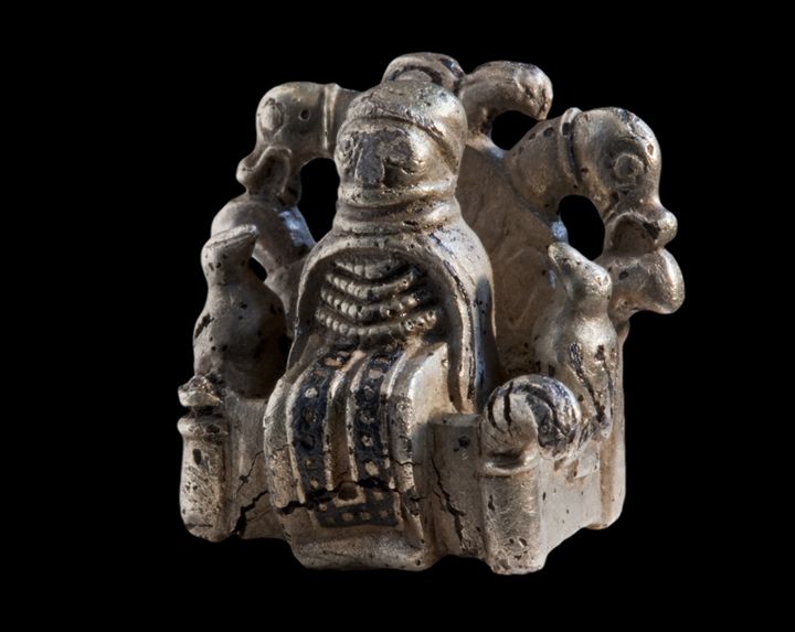 Den lille sølvfigur, der fortolkes som Odin med de to ravne Hugin og Munin, blev fundet i 2009 og kan opleves i Lejre Museums udstilling. Med foredraget bliver der mulighed for at få en endnu dybere forståelse for den mangefacetterede gud. Foto: Ole Malling /ROMU